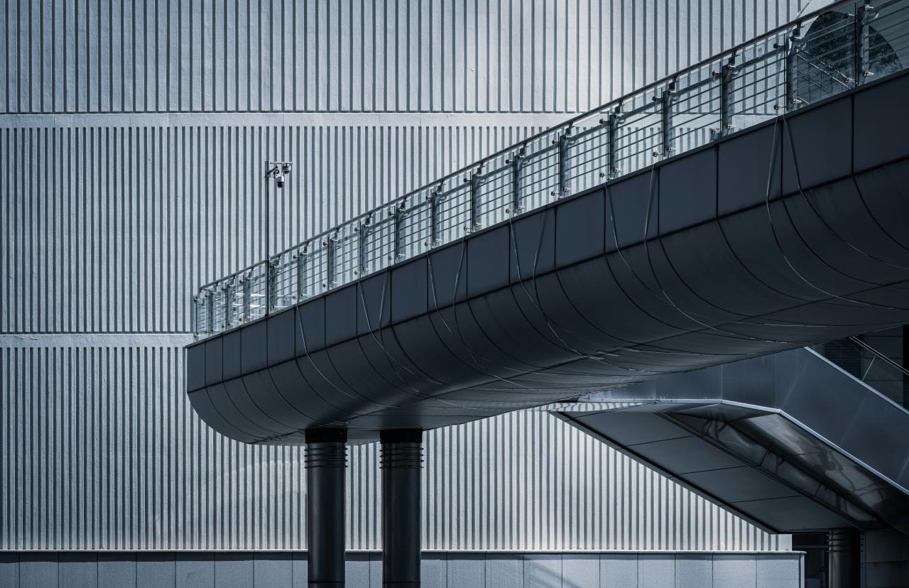 Jalan setapak yang ditinggikan dengan pelapis logam digambarkan.