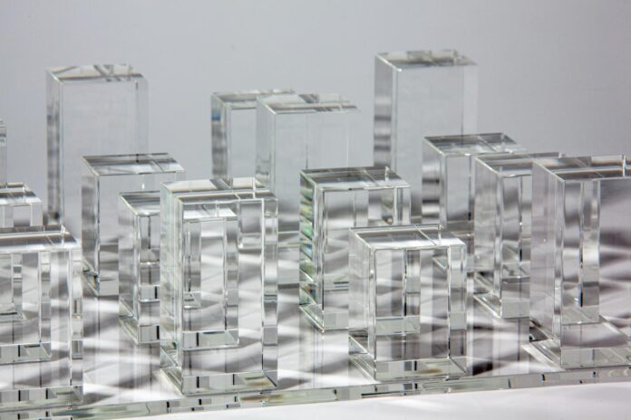 wadah plastik putih dan abu-abu