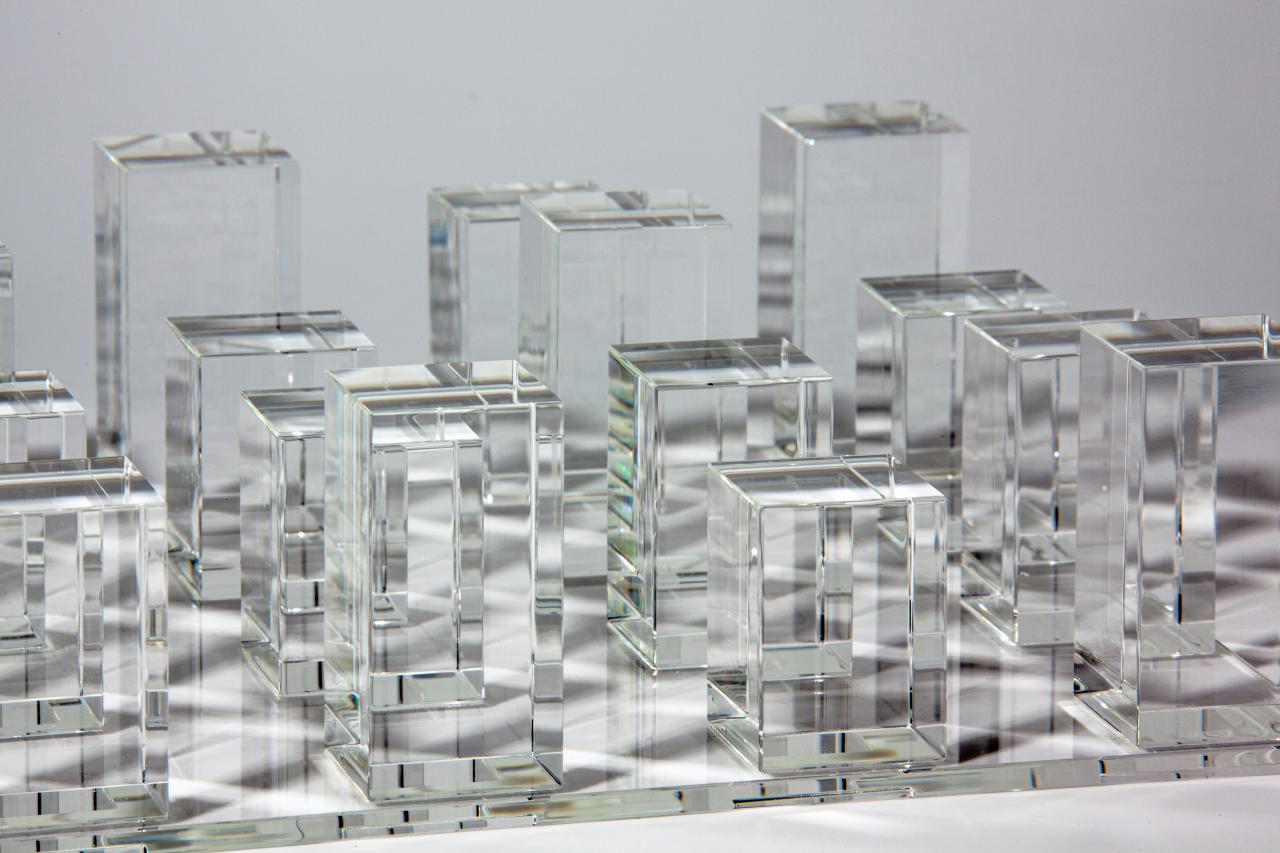 wadah plastik putih dan abu-abu