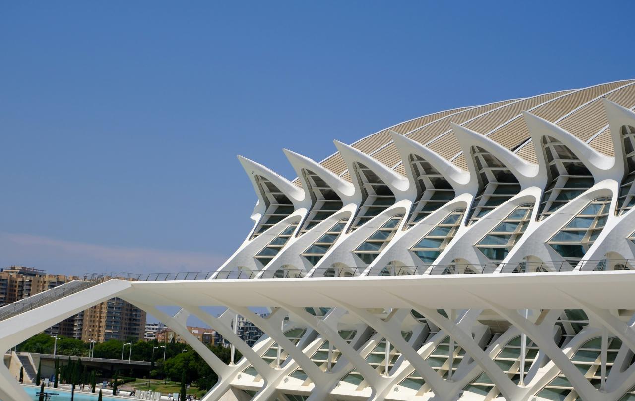Bangunan arsitektur modern dengan langit biru jernih.