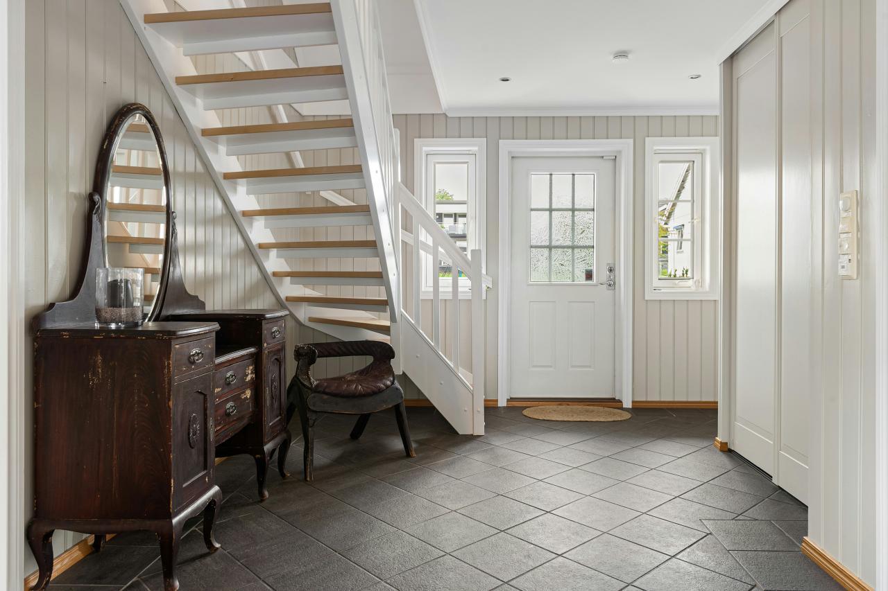 Ruangan dengan tangga dan meja dengan cermin